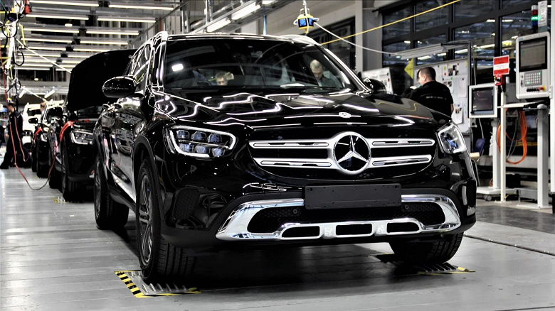 Новый владелец завода Mercedes-Benz в России заработал 60 млрд рублей за год. Средняя цена новой машины в «Автодоме» составила 12,8 млн рублей